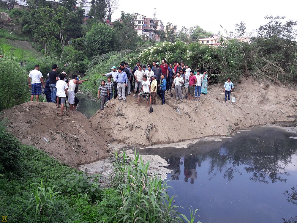 रातारात हनुमन्ते खोला फर्काउन खोज्दा झडप